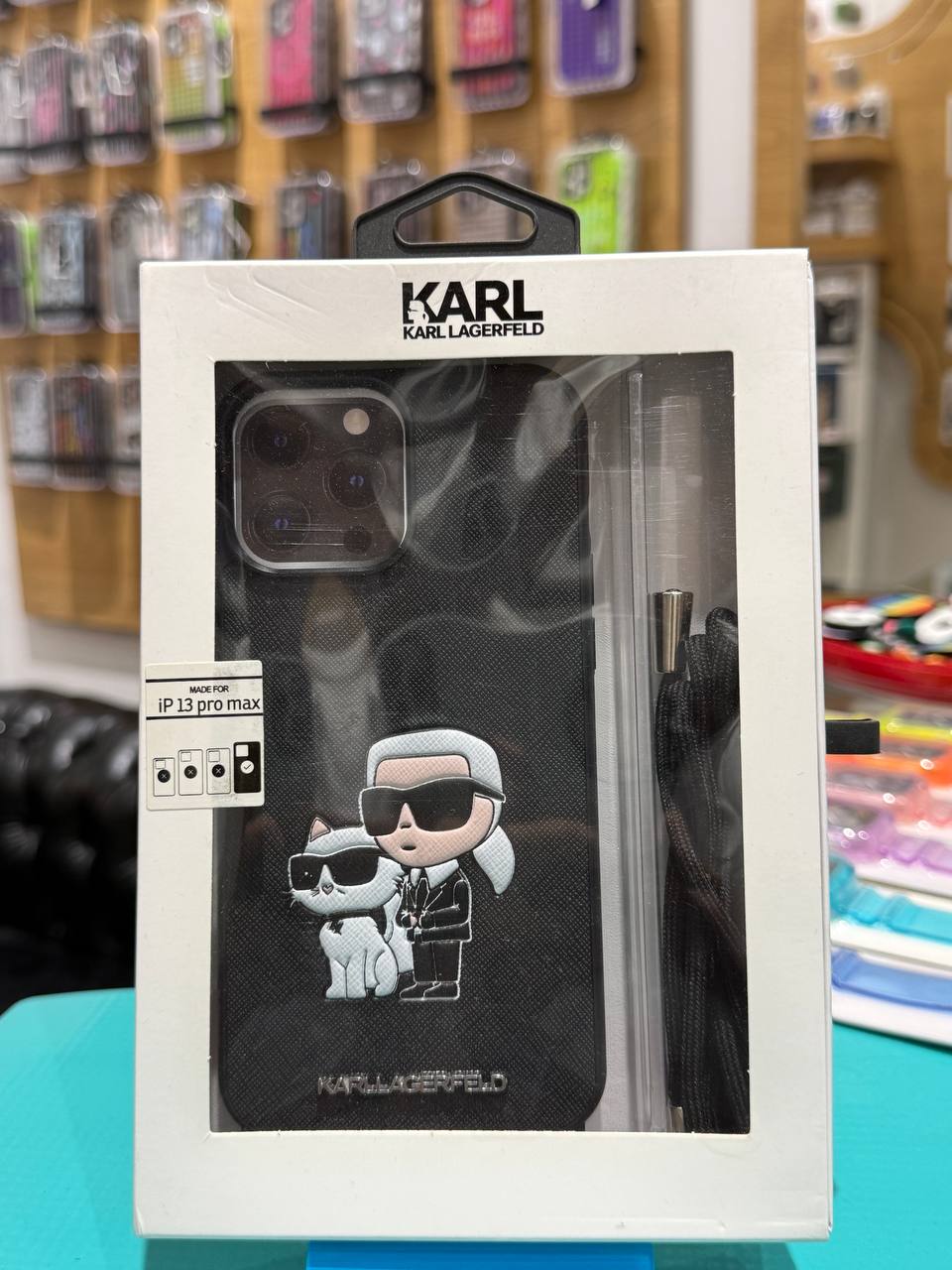 قاب Karl Lagerfeld طرح کارل و شوپت با بند دوشی رنگ مشکی